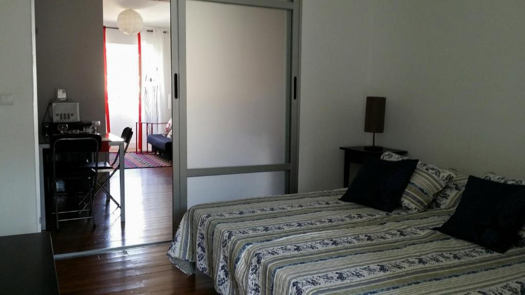 里斯本的住宿－Casa Estrela，一间卧室设有一张床和一个滑动玻璃门
