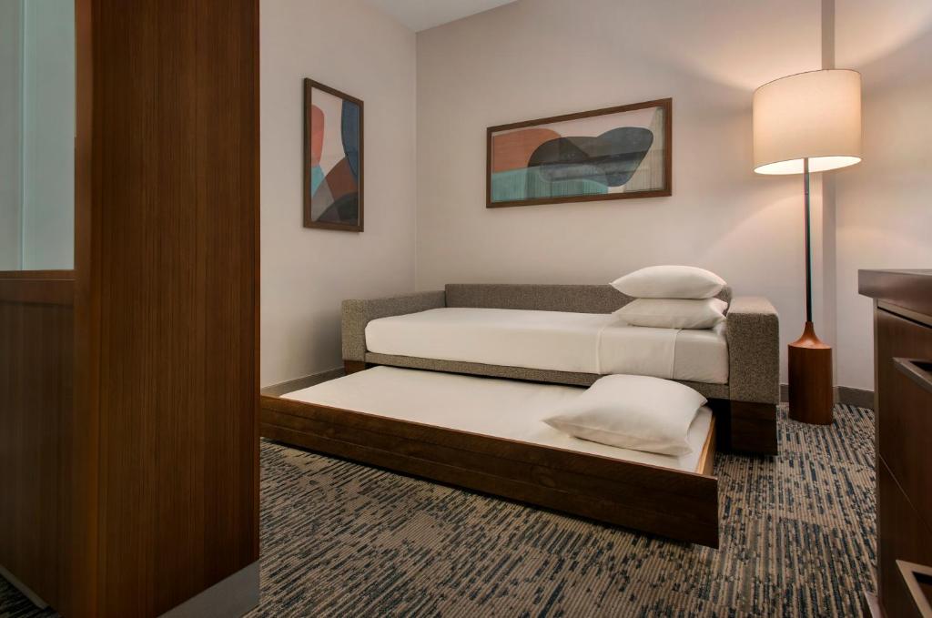 Postel nebo postele na pokoji v ubytování SpringHill Suites by Marriott Mount Laurel