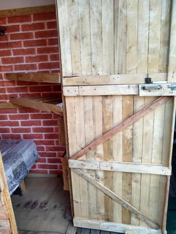 Palanda nebo palandy na pokoji v ubytování Quarto curral mantiqueira