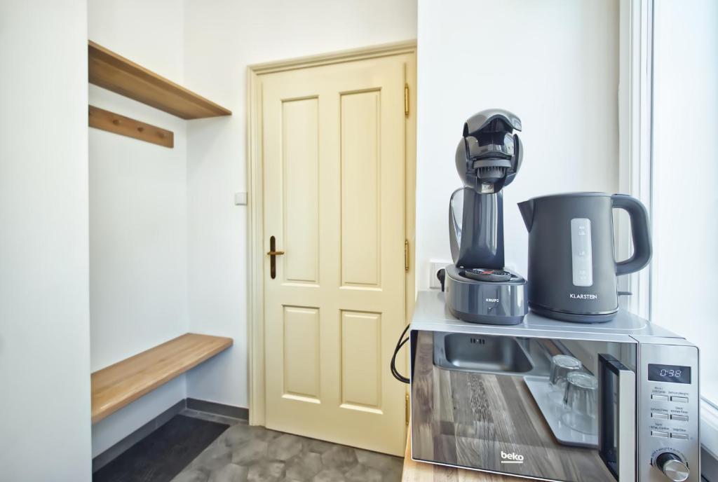 Příslušenství pro přípravu čaje a kávy v ubytování Apartmány VIENNA