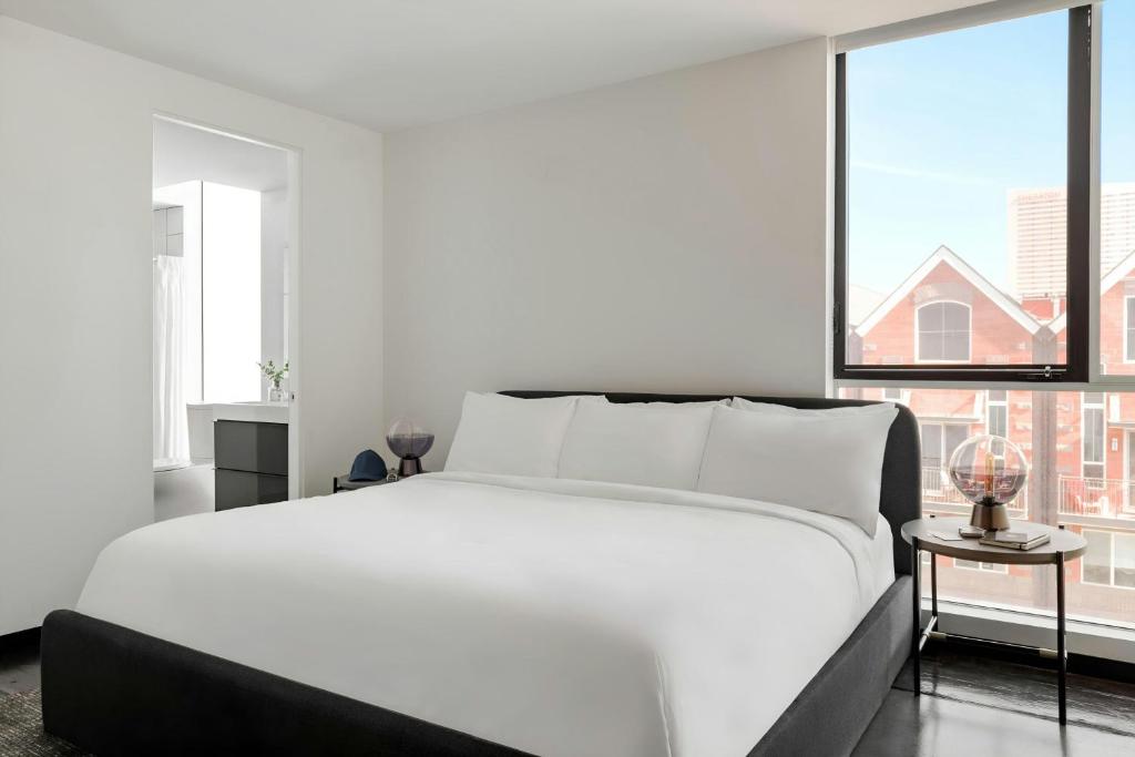 Postel nebo postele na pokoji v ubytování Sonder by Marriott Bonvoy Ida Apartments Downtown