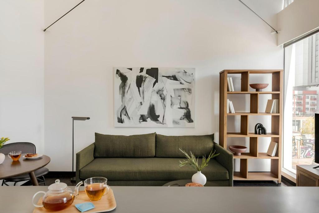 Posezení v ubytování Sonder by Marriott Bonvoy Ida Apartments Downtown