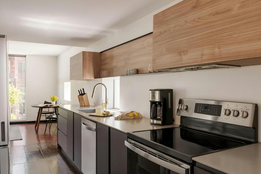 Kuchyň nebo kuchyňský kout v ubytování Sonder by Marriott Bonvoy Ida Apartments Downtown