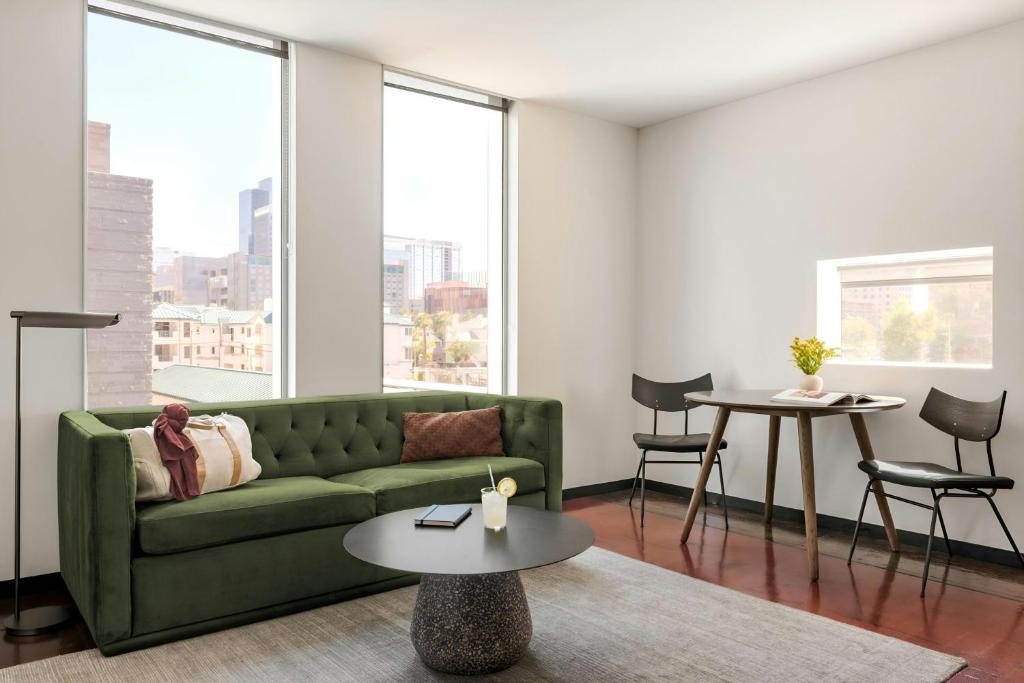 Posezení v ubytování Sonder by Marriott Bonvoy Ida Apartments Downtown