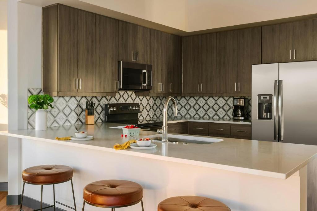Kuchyň nebo kuchyňský kout v ubytování Sonder by Marriott Bonvoy Mill Ave Apartments Tempe