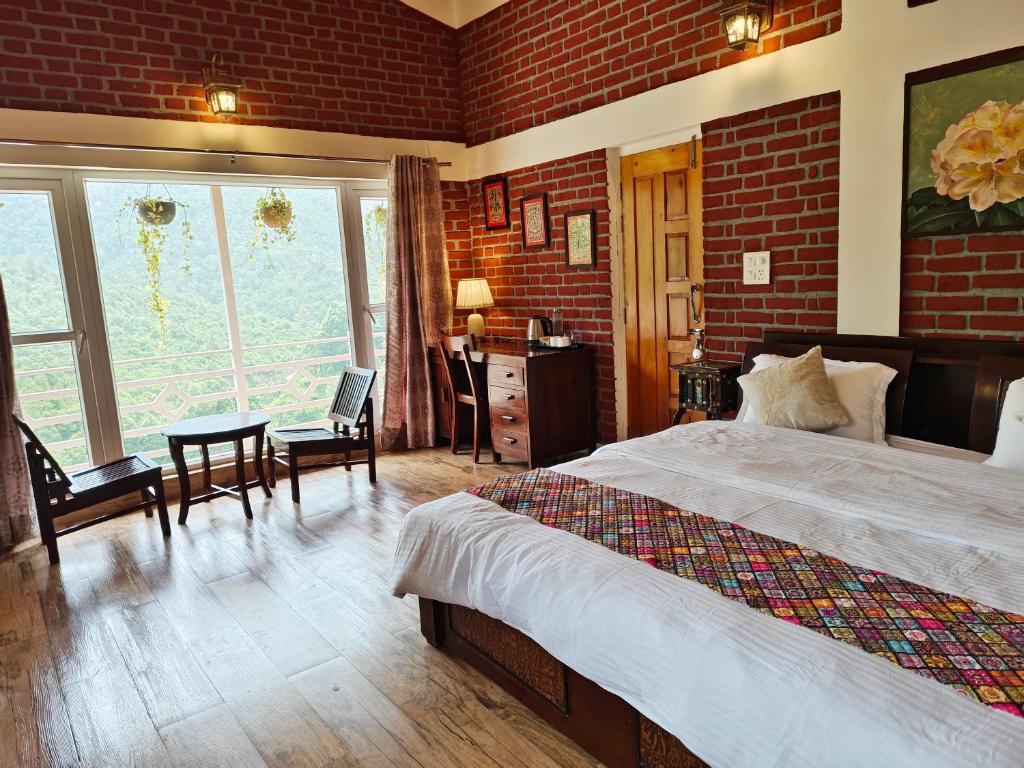 Postel nebo postele na pokoji v ubytování Aranya Mukteshwar