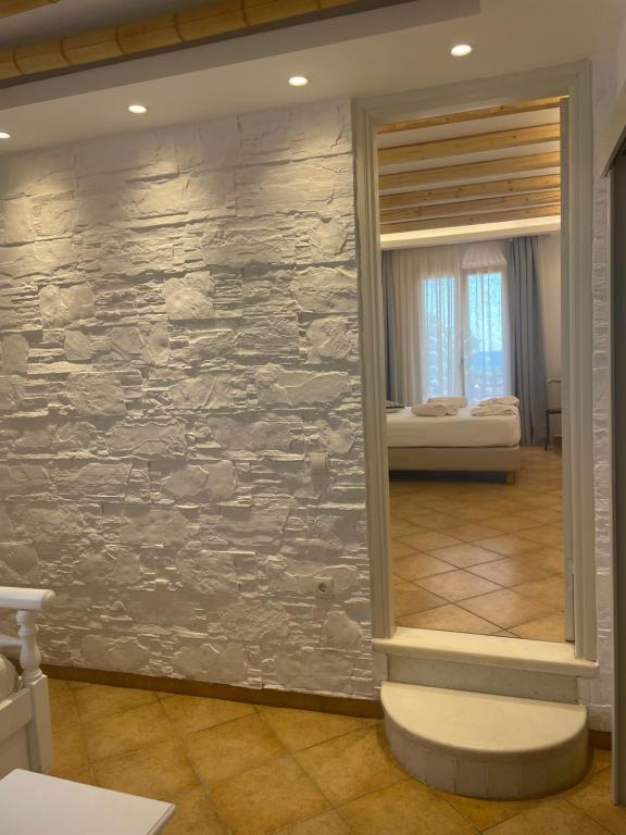 Postel nebo postele na pokoji v ubytování Acti Plaka Hotel