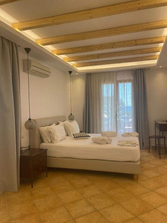 Postel nebo postele na pokoji v ubytování Acti Plaka Hotel