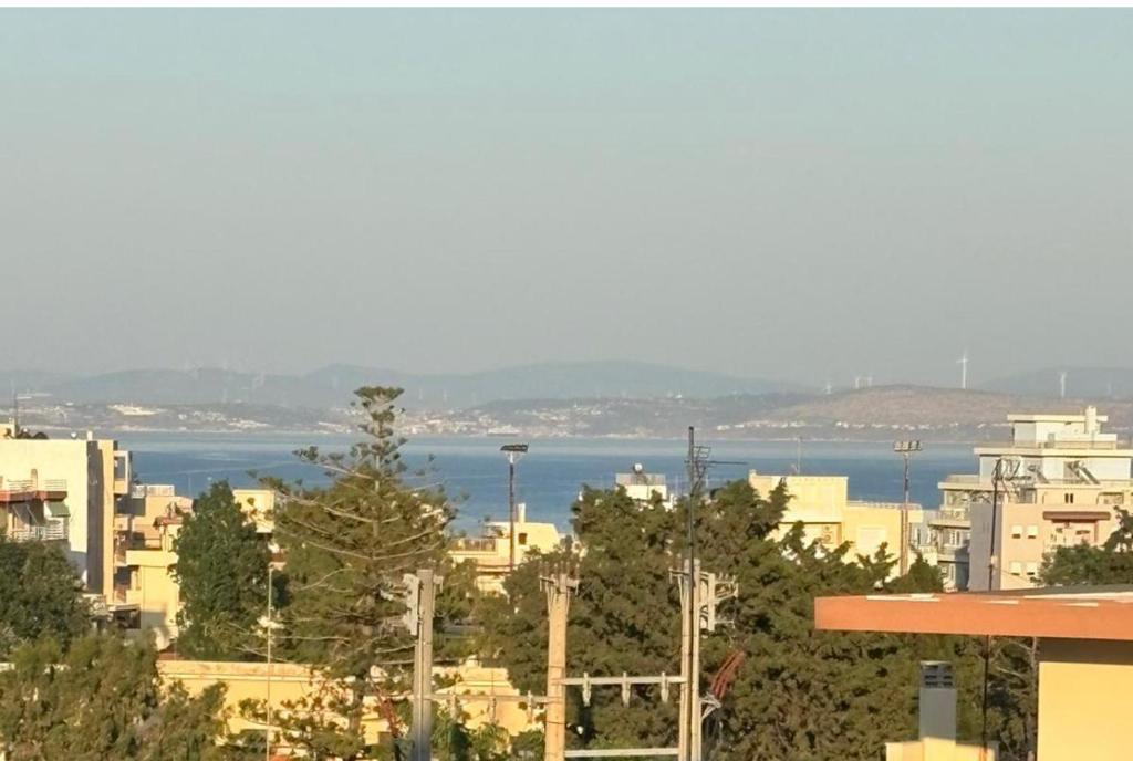 eine Stadt mit Blick auf das Wasser und die Gebäude in der Unterkunft SMYRNA HOMES KALYOPi in Chios