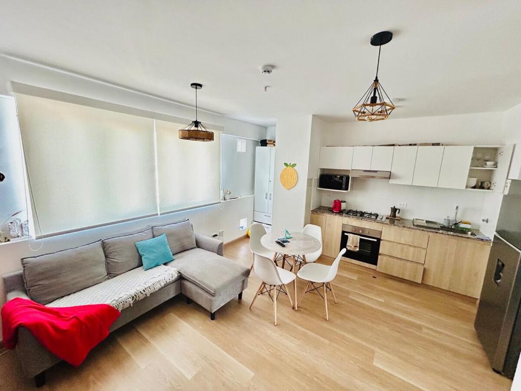 リマにあるdepartamento de estreno con espectacular vistaのソファとテーブルのあるリビングルーム