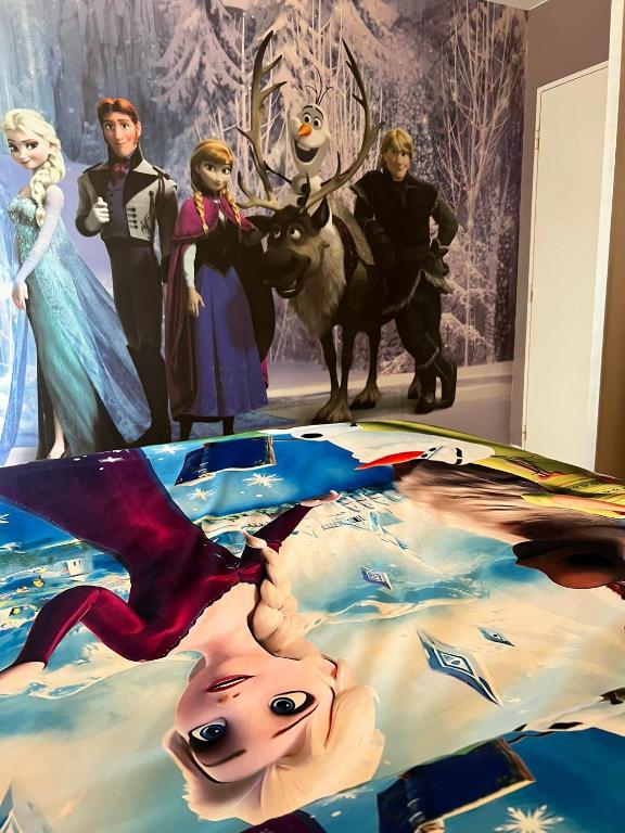 une peinture d'un groupe de personnes dans une pièce dans l'établissement sweet appartement Disneyland Paris parking 300m station val d'Europe, à Chessy