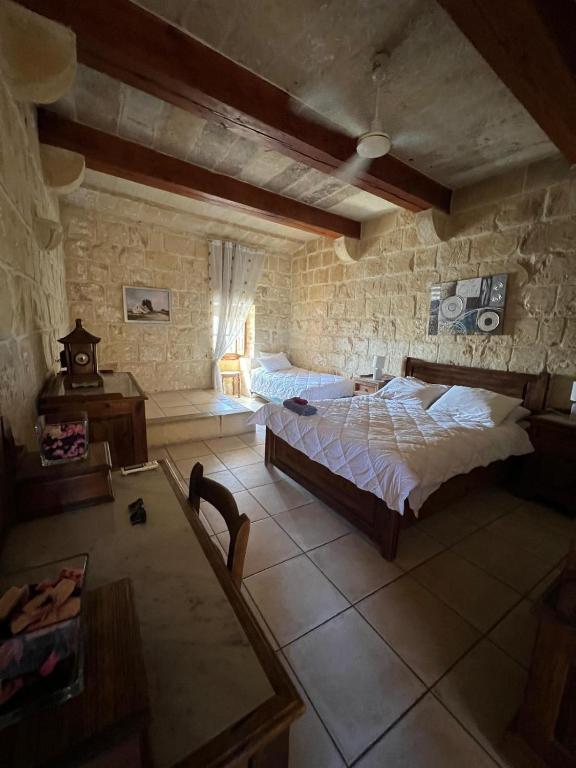 Postel nebo postele na pokoji v ubytování Rustic Farmhouse with Pool