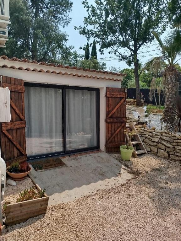 l'arrière-cour d'une maison avec une fenêtre dans l'établissement Studio indépendant au coeur du var, à Sainte-Anastasie-sur-Issole