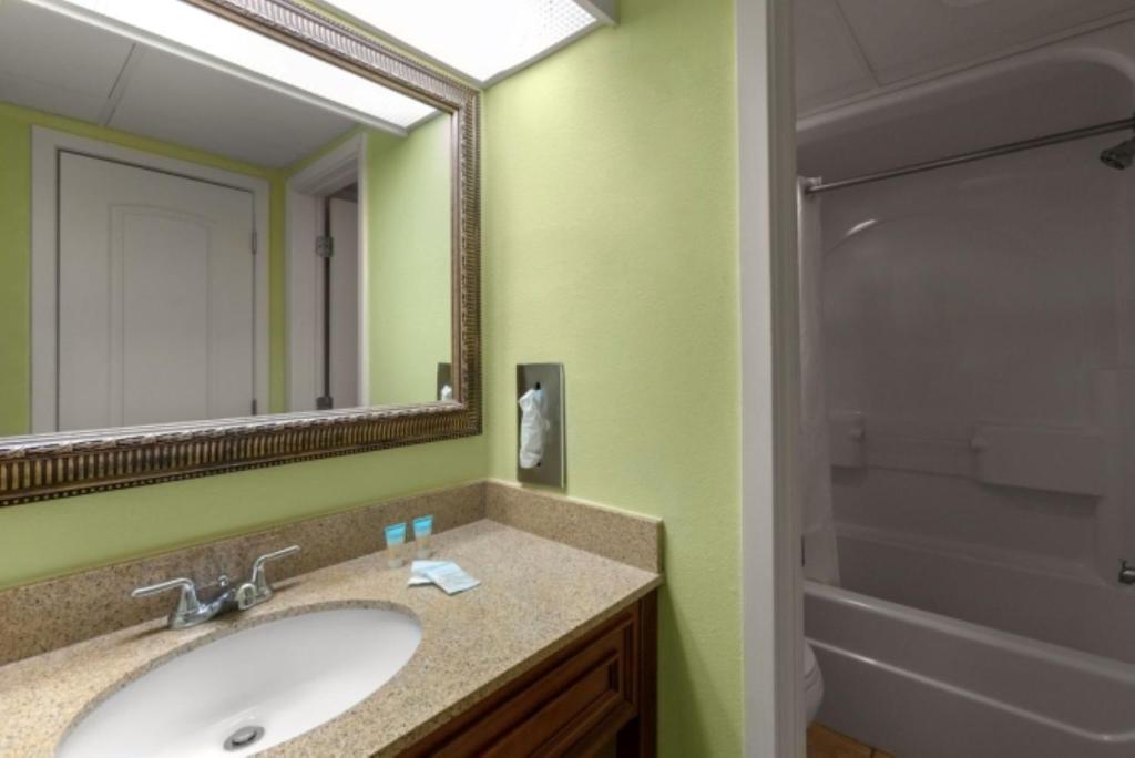 Vannituba majutusasutuses Monterey Bay Suites