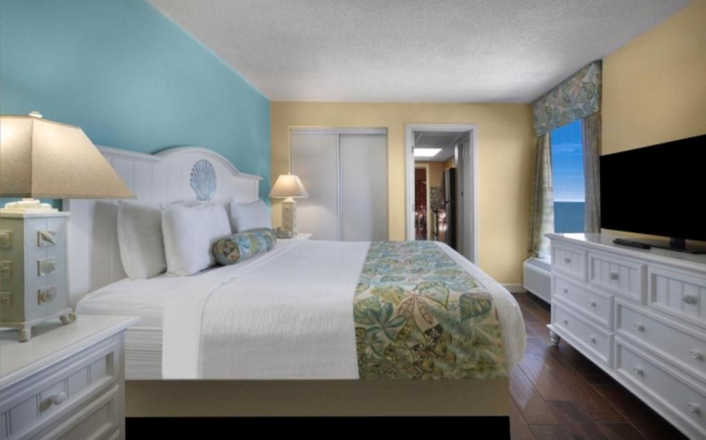 Voodi või voodid majutusasutuse Monterey Bay Suites toas