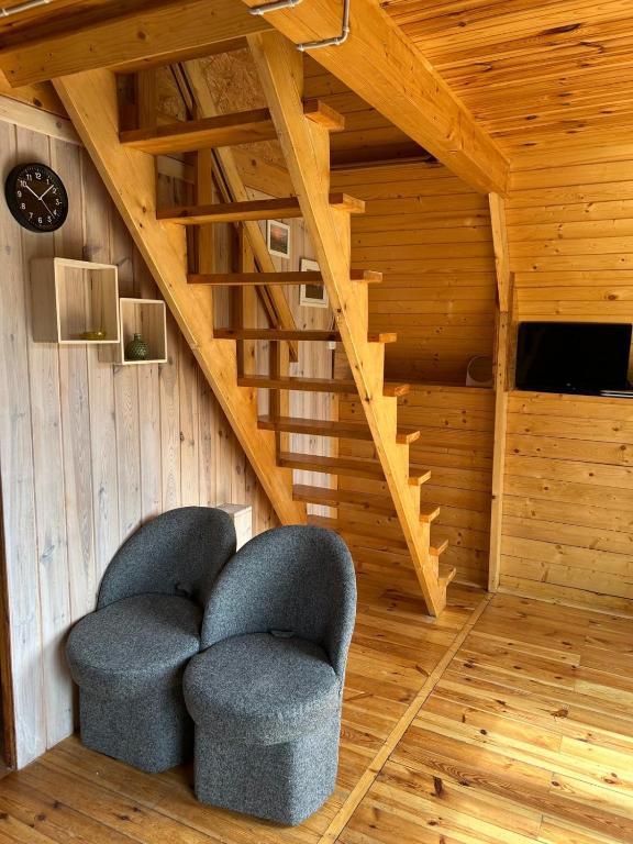 Televízia a/alebo spoločenská miestnosť v ubytovaní ŻURAWISKO - domki letniskowe Jarosławiec