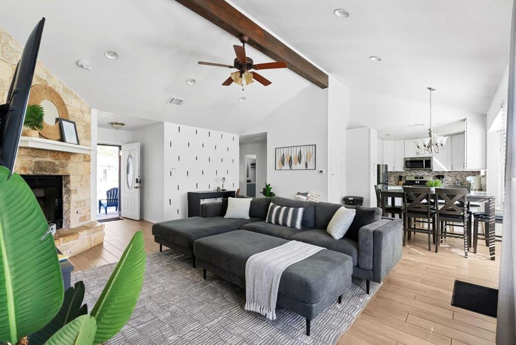 Un lugar para sentarse en Cedar Park 4BR HotTub PingPong