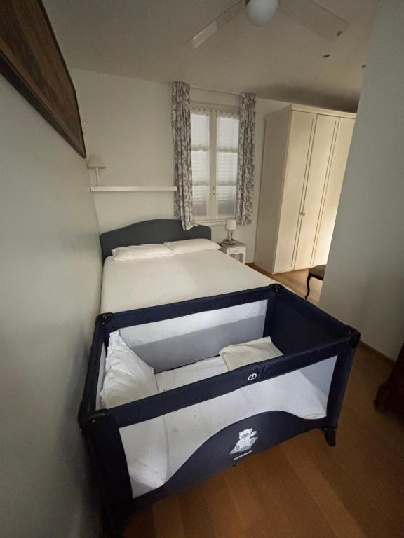 Un dormitorio con una cama grande con un marco de cama azul y blanco. en La casa di Beatrice e Francesca, en Turín
