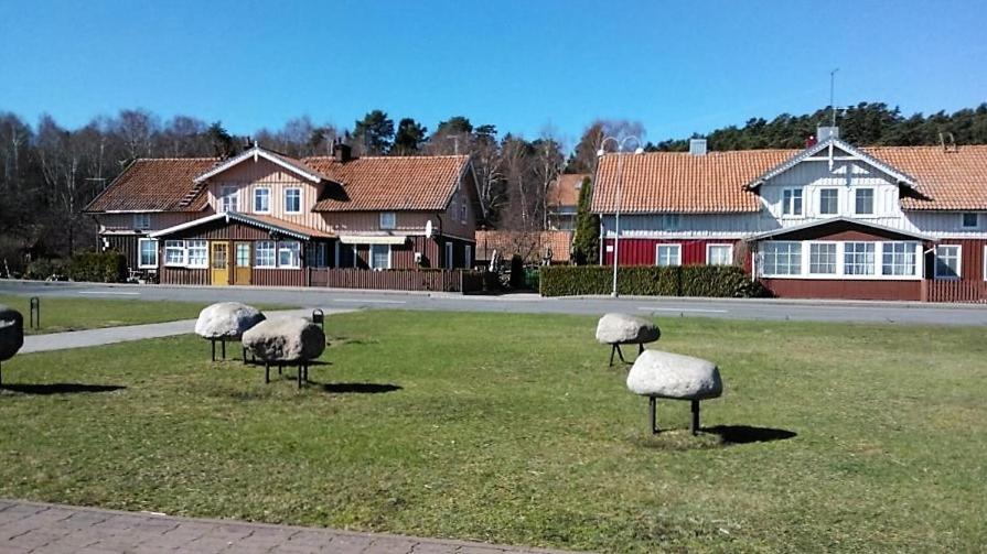 eine Gruppe von Schafen, die auf einem Grasland stehen in der Unterkunft Butas Prie Marių in Juodkrantė