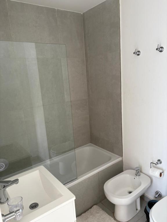 Un baño con bañera, inodoro y lavabo. en Muy cómodo Excelente ubicación, en Buenos Aires