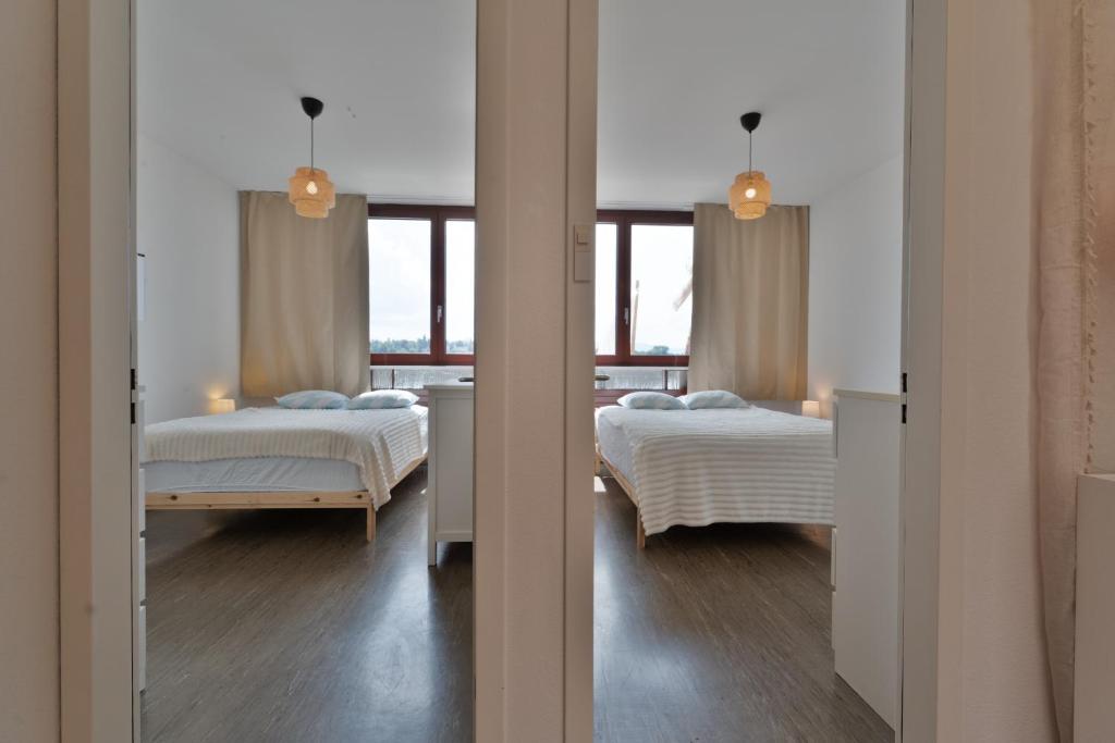 Postel nebo postele na pokoji v ubytování Penthouse Rooftop Loft, 190sq, Panorama View, 1min to Main Station- 5min to City