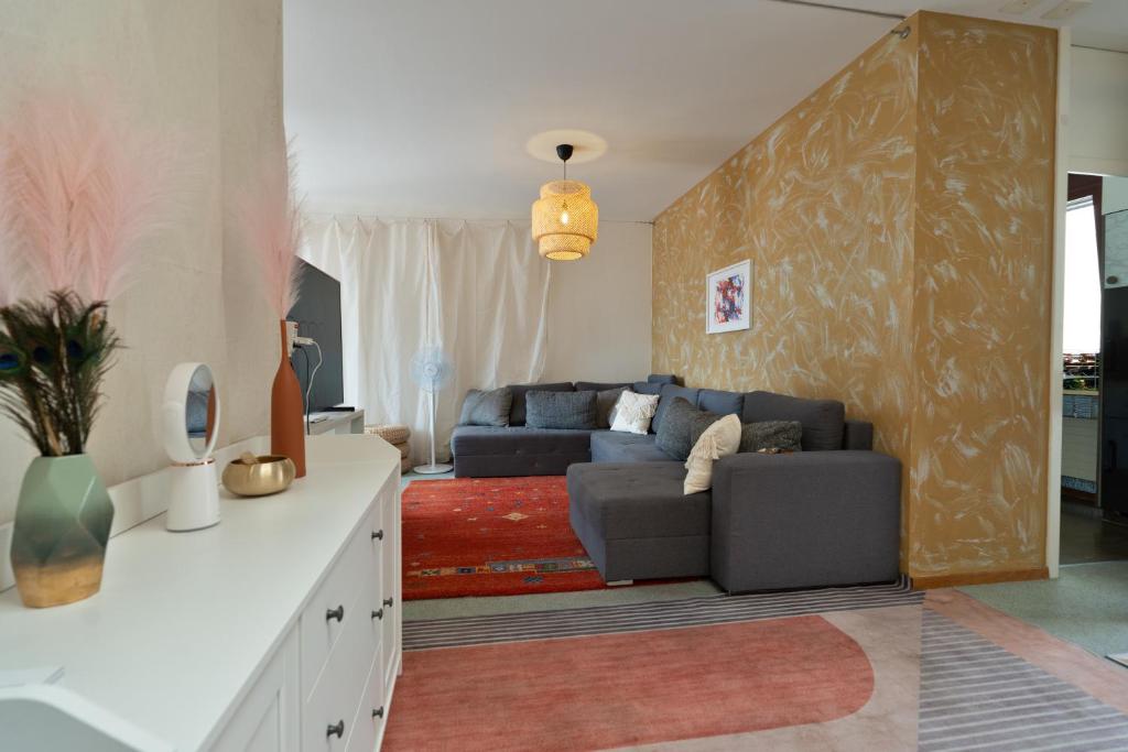 Posezení v ubytování Penthouse Rooftop Loft, 190sq, Panorama View, 1min to Main Station- 5min to City