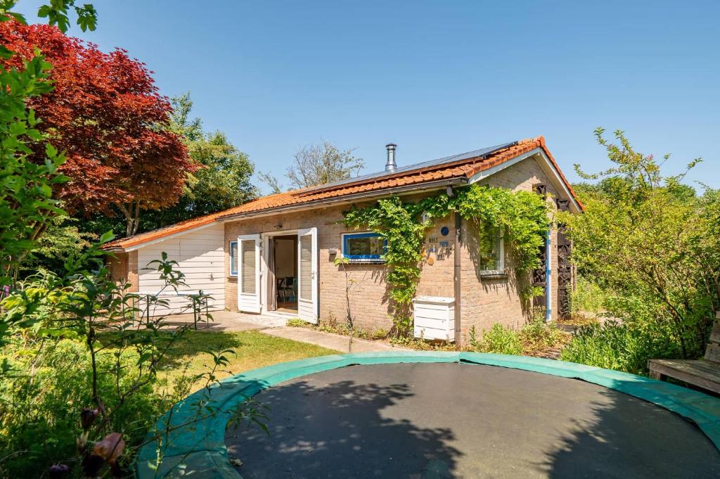 Το κτήριο όπου στεγάζεται  η παραθεριστική κατοικία