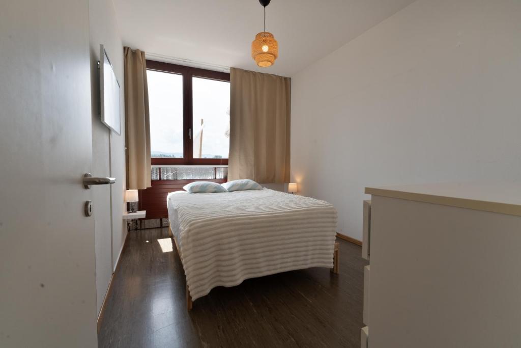 Postel nebo postele na pokoji v ubytování Penthouse Rooftop Loft, 190sq, Panorama View, 1min to Main Station- 5min to City