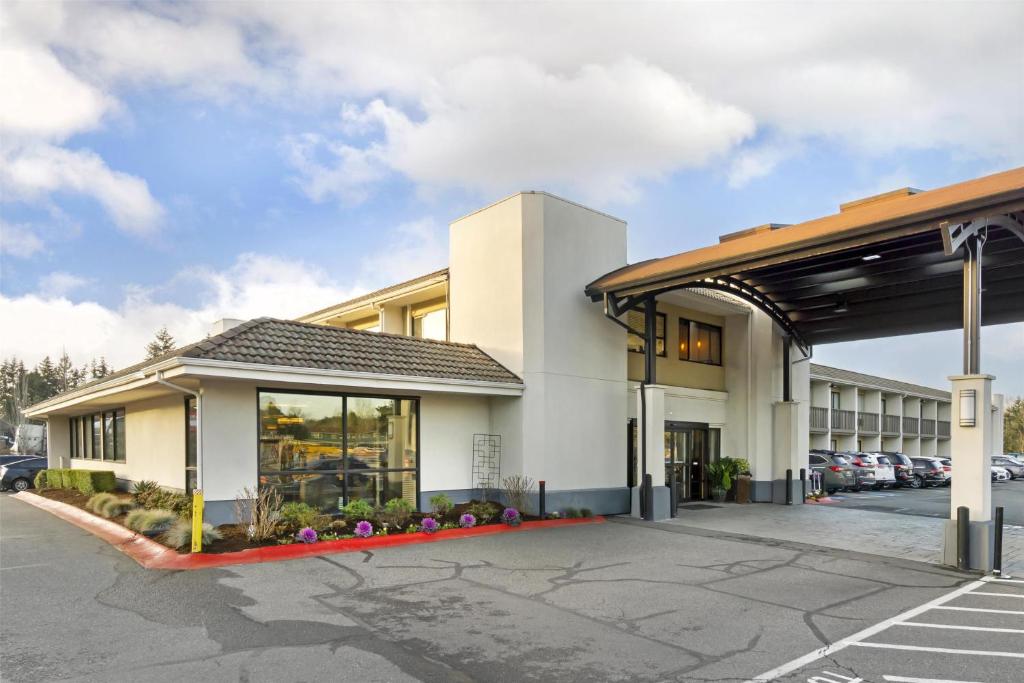 a hotel exterior with a parking lot at Best Western Seattle Airport Hotel in SeaTac