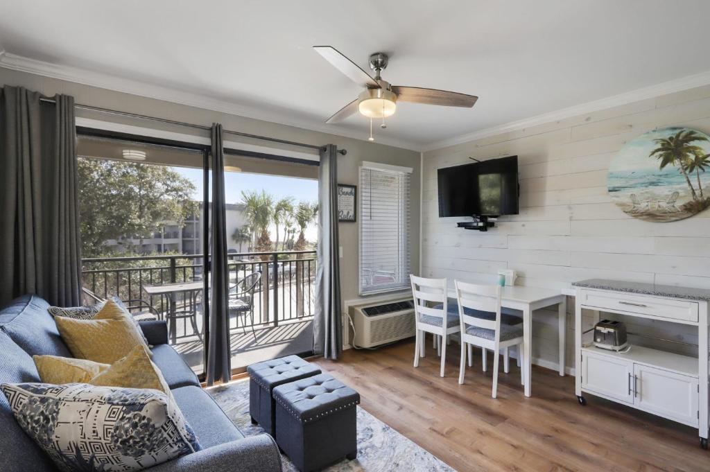 Μια τηλεόραση ή/και κέντρο ψυχαγωγίας στο Seaside Villa with Ocean Views & Balcony Bliss