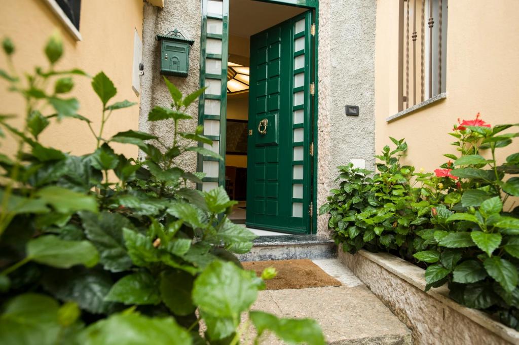 a green door on a house with plants at B&B Porta di Mare in Catanzaro