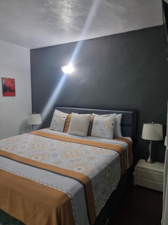 Postel nebo postele na pokoji v ubytování Cattleya Flor Hotel
