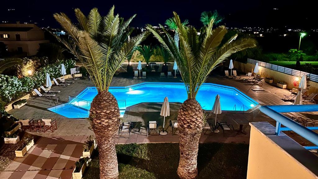 Bazén v ubytování Leonidas Hotel & Studios nebo v jeho okolí