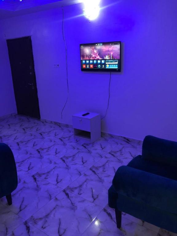 TV a/nebo společenská místnost v ubytování Allure Guest Inn and Resıdence LTD