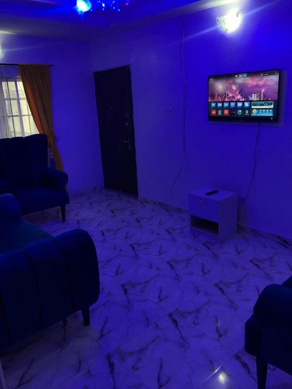 TV a/nebo společenská místnost v ubytování Allure Guest Inn and Resıdence LTD