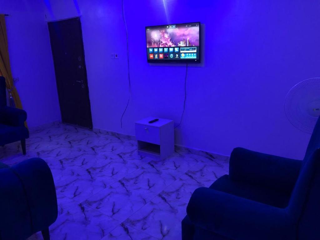TV a/nebo společenská místnost v ubytování Allure Guest Inn and Resıdence LTD