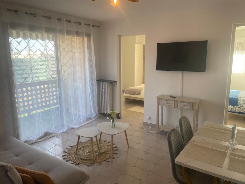 un salon avec un canapé et une table dans l'établissement Sun appart, à Nice