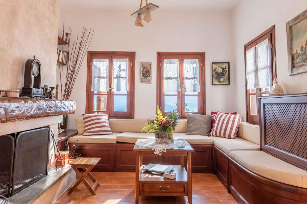 Televízia a/alebo spoločenská miestnosť v ubytovaní Petrichor houses