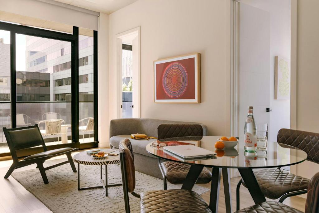 Posezení v ubytování Sonder by Marriott Bonvoy Maisonneuve Apartments Downtown
