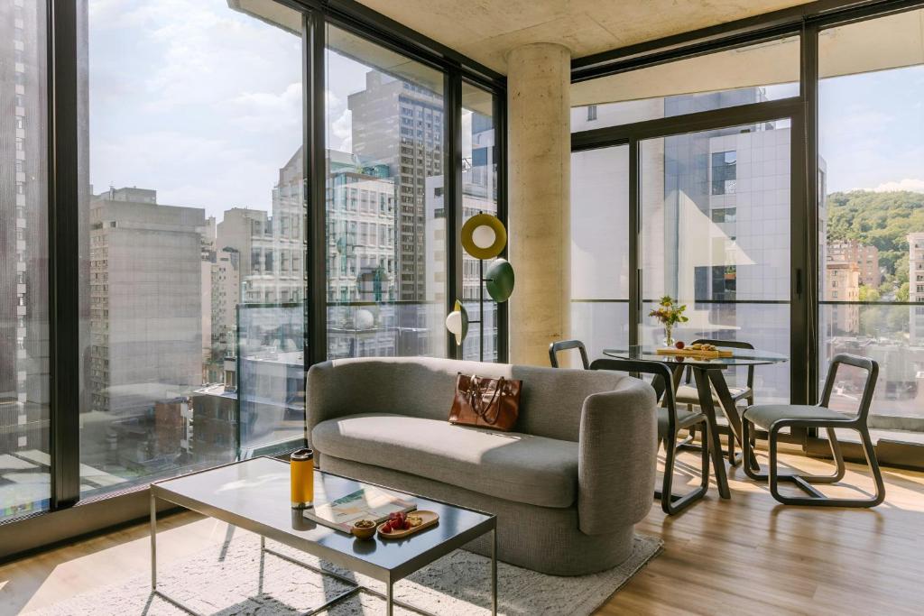 Posezení v ubytování Sonder by Marriott Bonvoy Maisonneuve Apartments Downtown
