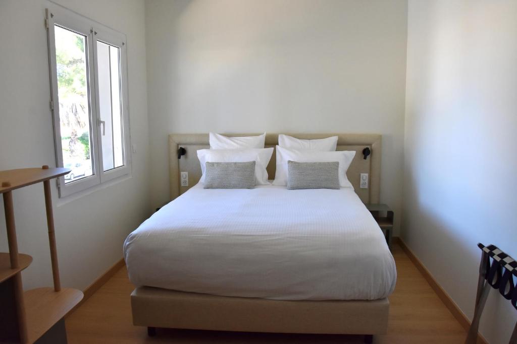 Postel nebo postele na pokoji v ubytování LOGIS Hotel Restaurant Le KALLISTE