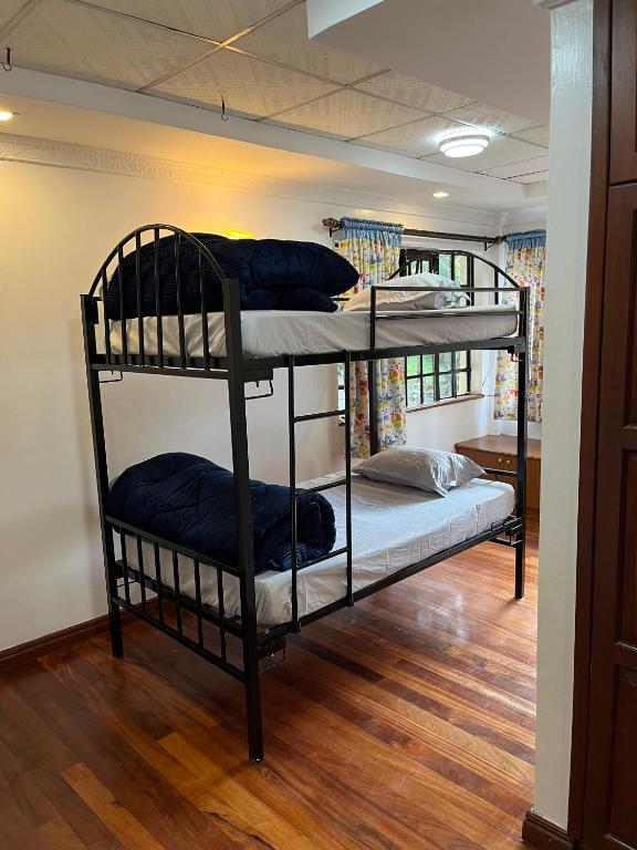Postel nebo postele na pokoji v ubytování Nairobi Nomad Backpackers Hostel