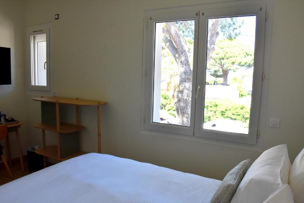 Postel nebo postele na pokoji v ubytování LOGIS Hotel Restaurant Le KALLISTE