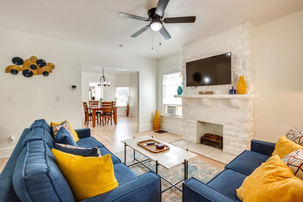 TV a/nebo společenská místnost v ubytování Modern 2BR Kansas City Condo Near Downtown