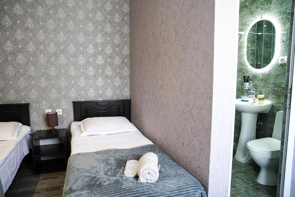 Postel nebo postele na pokoji v ubytování Hotel Elia Kazbegi