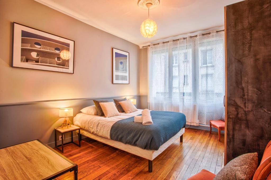 une chambre avec un lit et une fenêtre dans l'établissement Maison NASTIA, à Caen