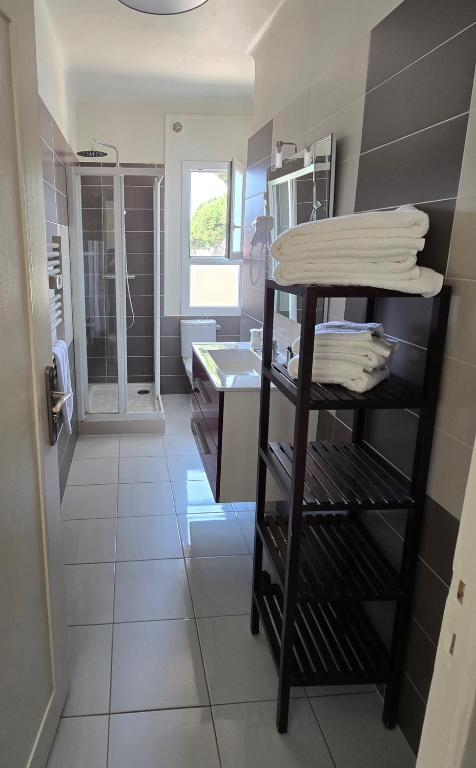 Kuchyň nebo kuchyňský kout v ubytování LOGIS Hotel Restaurant Le KALLISTE