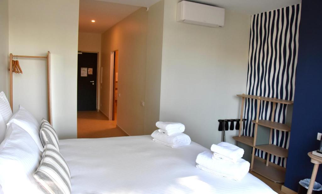 Postel nebo postele na pokoji v ubytování LOGIS Hotel Restaurant Le KALLISTE