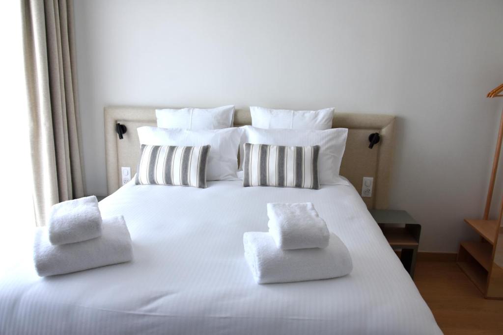 Postel nebo postele na pokoji v ubytování LOGIS Hotel Restaurant Le KALLISTE