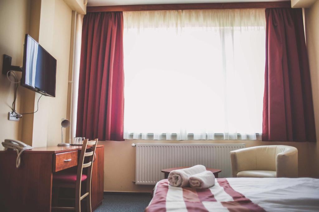 Posteľ alebo postele v izbe v ubytovaní Fordan Hotel Pécs